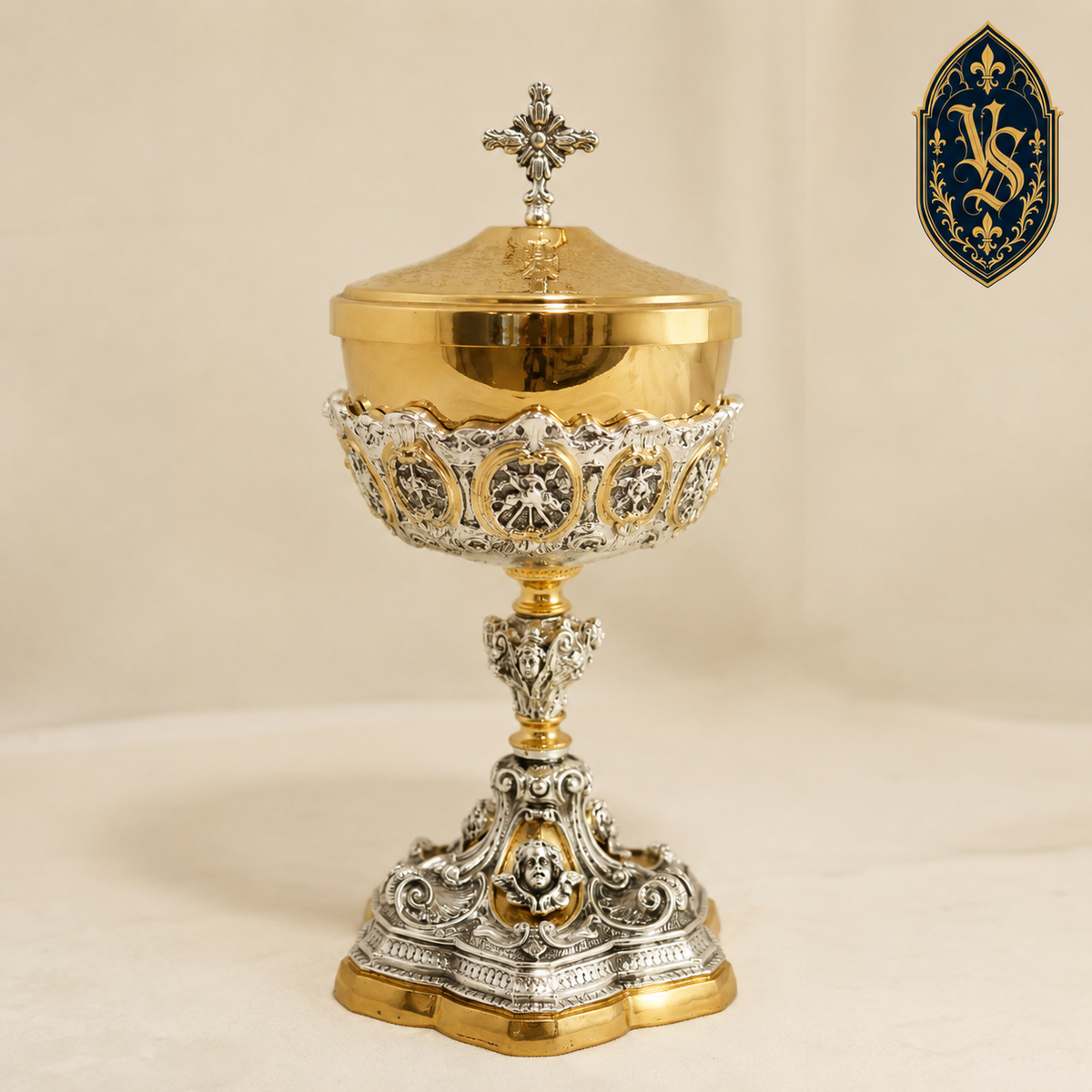 Ciboire liturgique bicolore, richement décoré 28 cm – CBSCM-001