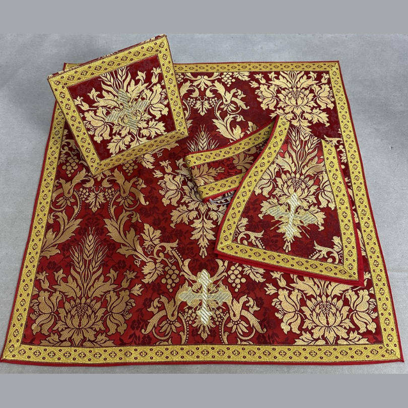 Chasuble romaine avec croix rouge
