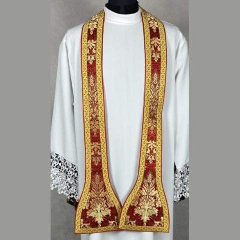 Chasuble romaine avec croix rouge