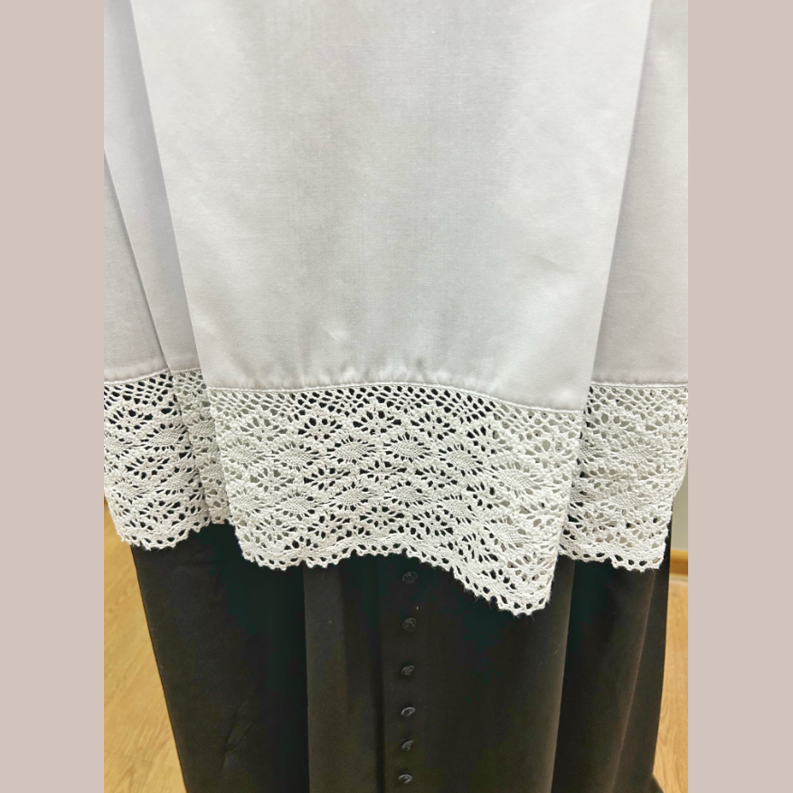 Surplis orné de dentelle de coton KM01-004