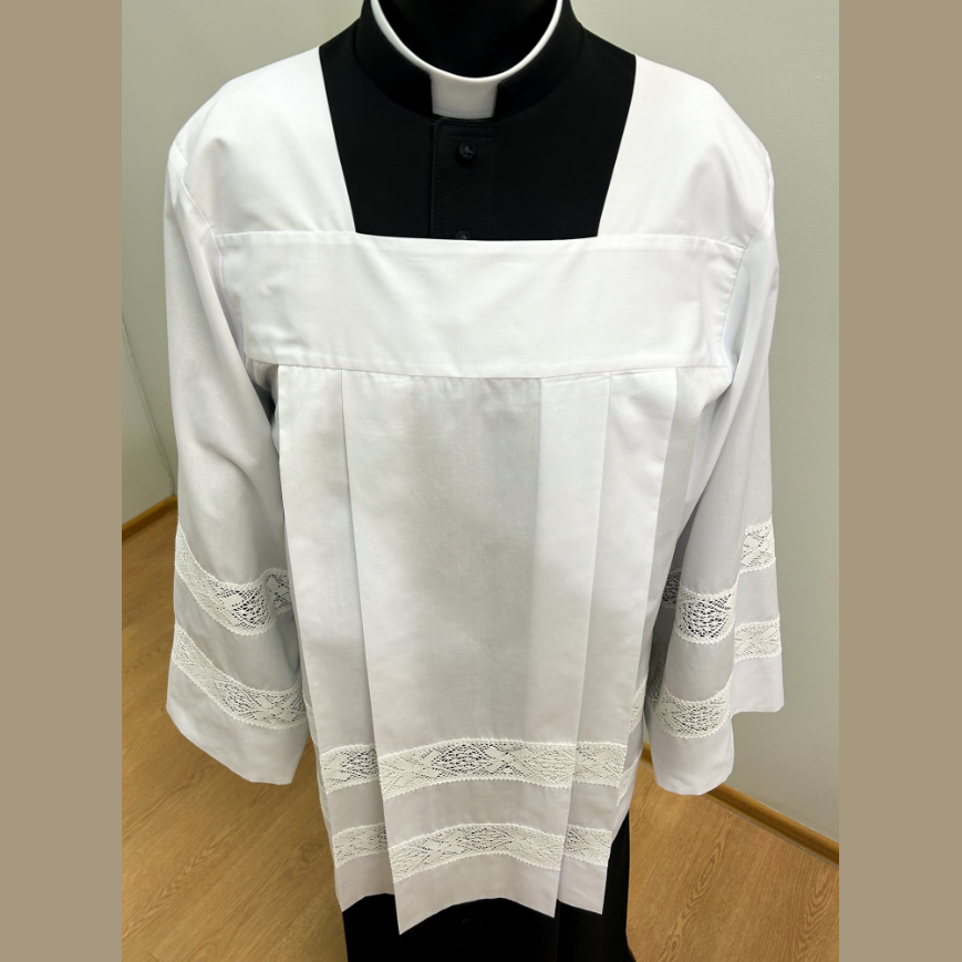 Surplis avec deux larges empiècements en coton KM01-007
