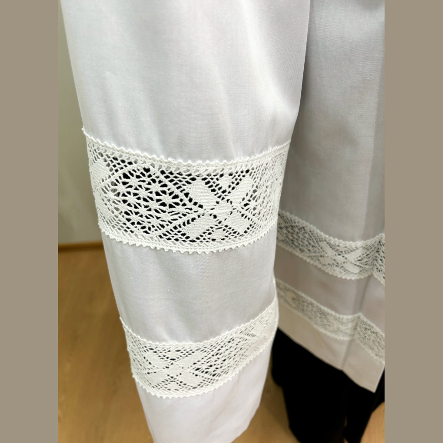 Surplis avec deux larges empiècements en coton KM01-007