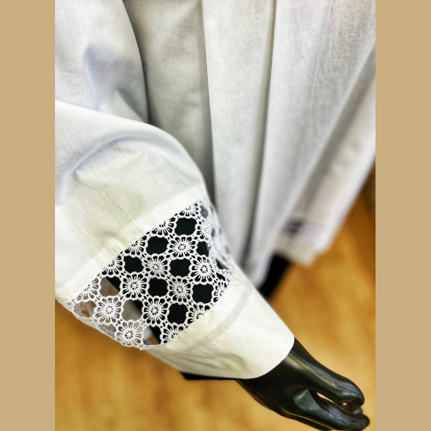 Surplis avec empiècement - guipure à petites fleurs KM01-013