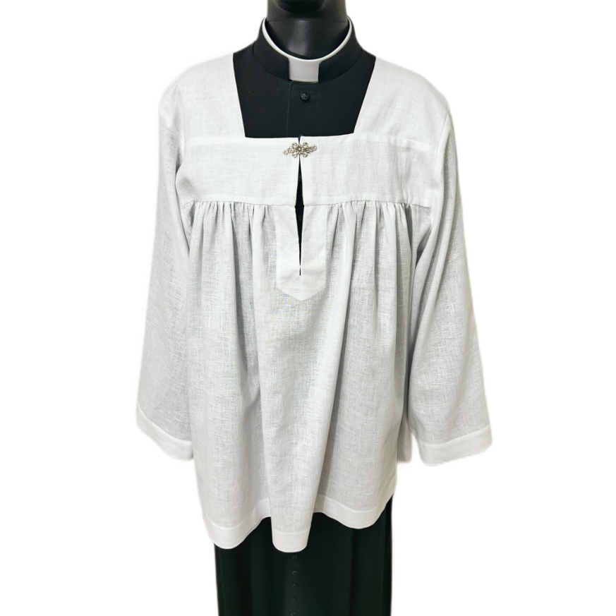 Surplis en lin lisse avec fermoir décoratif KM01-015