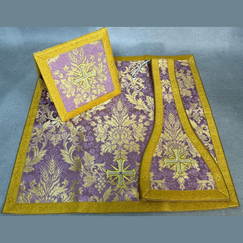 Chasuble romaine avec croix rose-violet