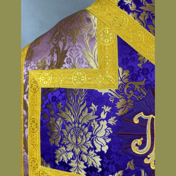 Chasuble romaine avec croix rose-violet