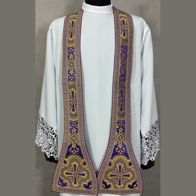 Chasuble romaine avec croix violette