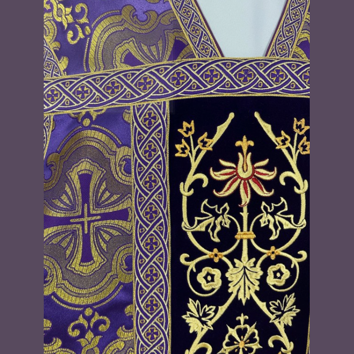 Chasuble romaine avec croix violette