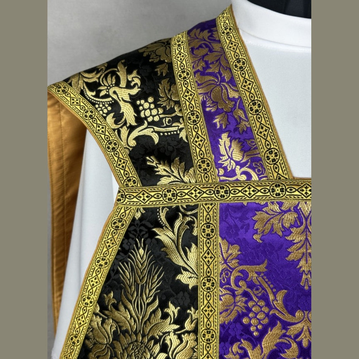 Chasuble romaine avec croix Requiem Noir et violet