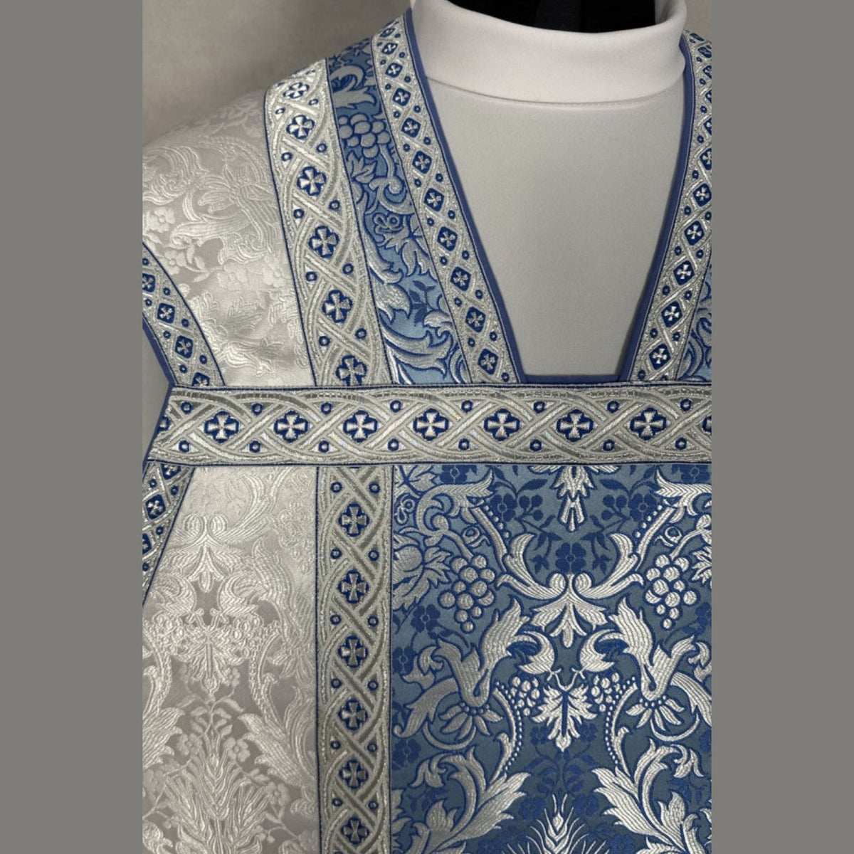 Chasuble romaine avec croix mariale