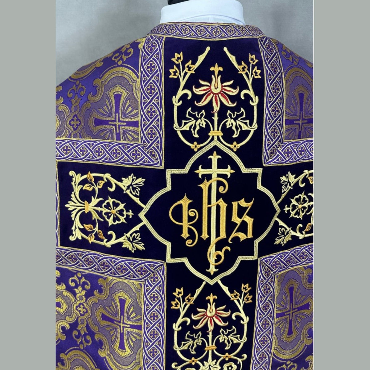 Chasuble romaine avec croix violette