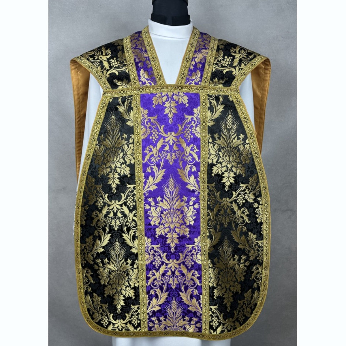 Chasuble romaine avec croix Requiem Noir et violet