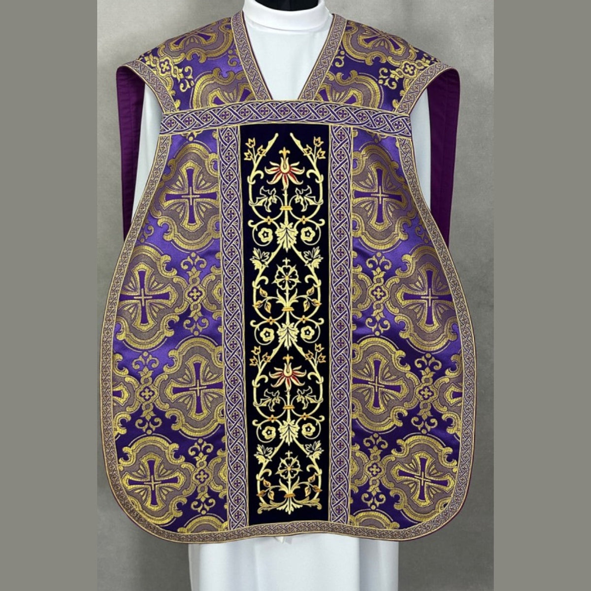 Chasuble romaine avec croix violette