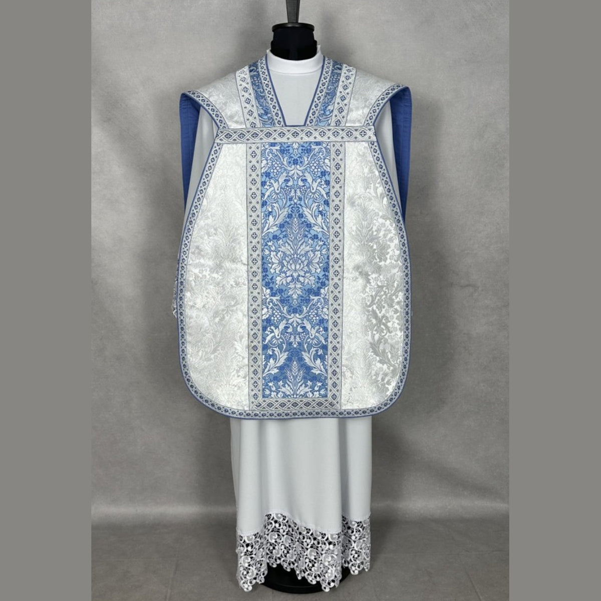 Chasuble romaine avec croix mariale