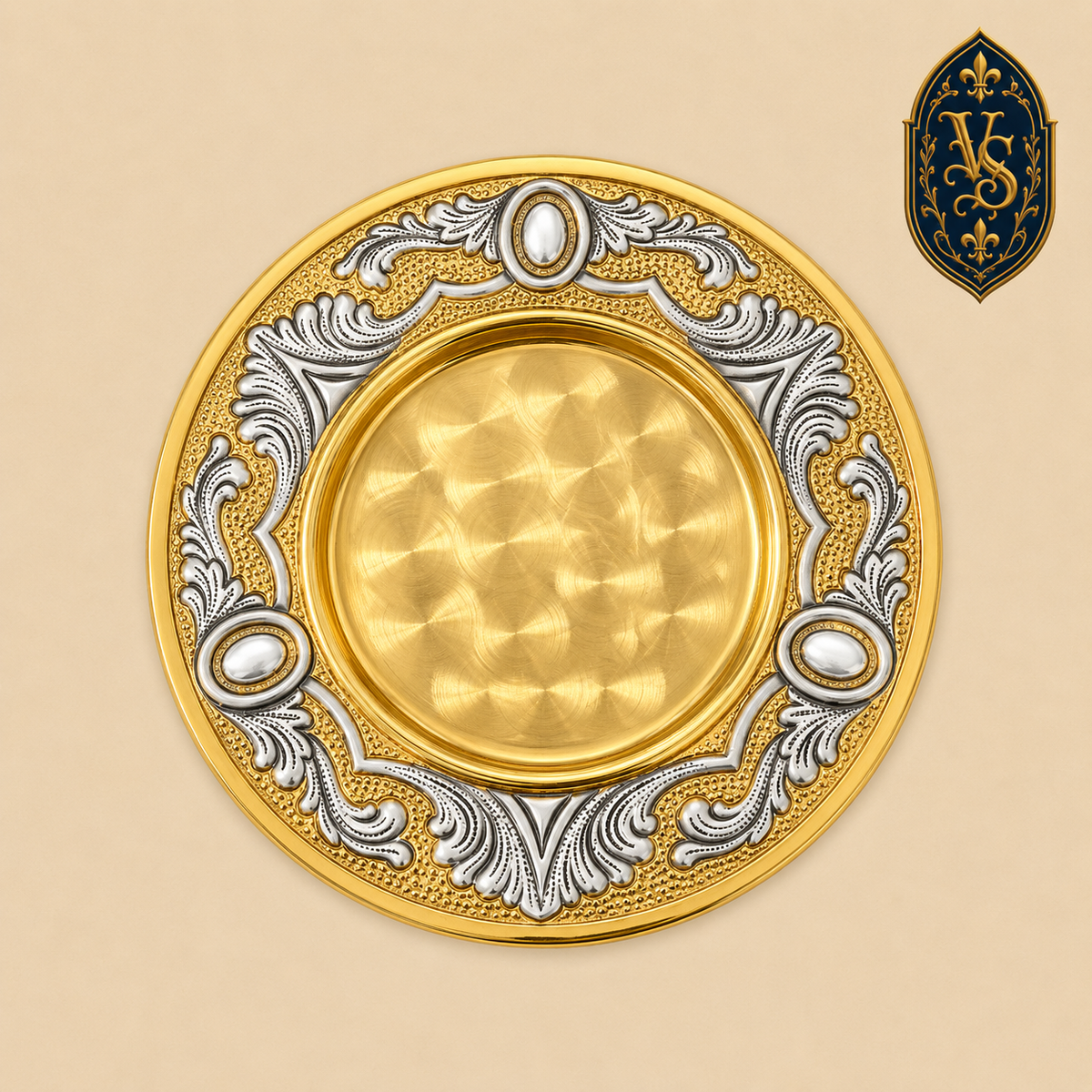 Patène liturgique baroque avec motifs floraux argentés – 16 cm – PSCM-018